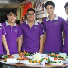 Vào bếp cùng sinh viên Việt Giao