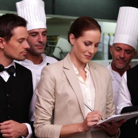 Quản lý nhà hàng làm những công việc gì? Thời gian học Quản lý nhà hàng bao lâu?