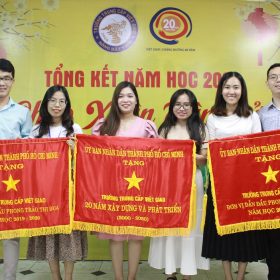 Trường Trung cấp Việt Giao đón nhận cơn mưa bằng khen