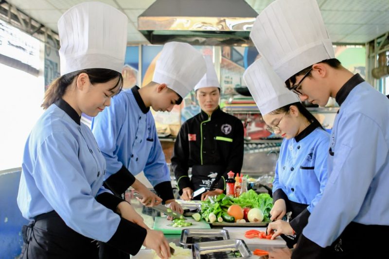 Nhiều cử nhân, thạc sĩ chán công việc hành chính chọn nghề bếp để giải tỏa áp lực 