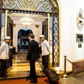 "Khách Sạn Majestic Saigon" Tuyển Dụng