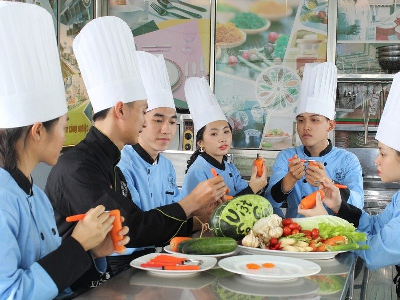 Việt Giao đào tạo sinh viên ngành quản trị khách sạn - nhà hàng
