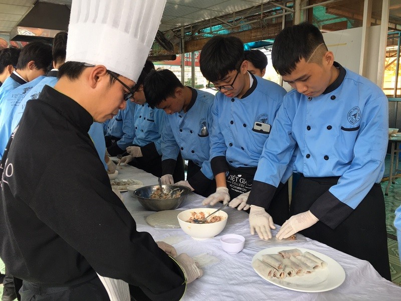 Tham gia lớp học nấu ăn cơ bản tại Việt Giao