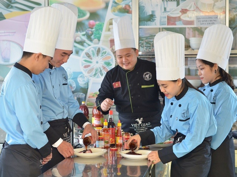 Tham gia lớp học nấu ăn tại trường trung cấp Việt Giao