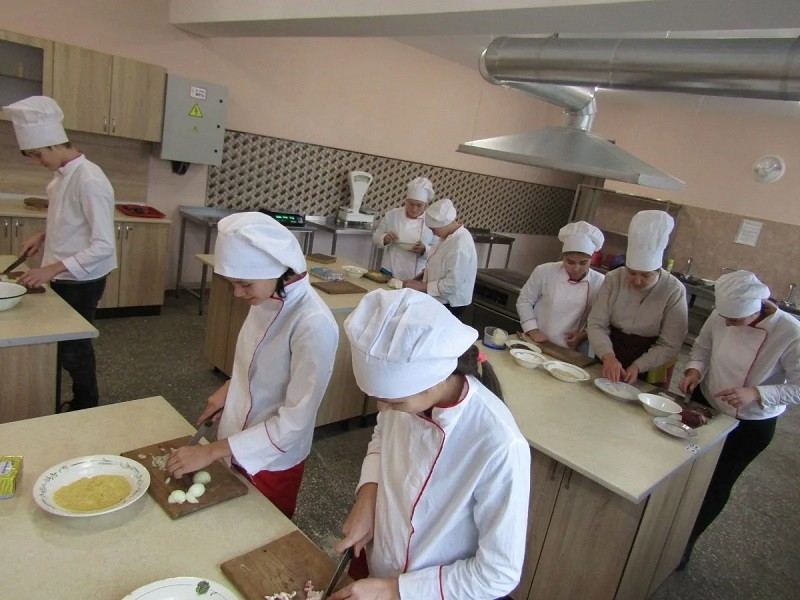 Lop Hoc Nau An Lớp học nấu ăn ngắn hại là nơi phù hợp với nhiều đối tượng, nhiều độ tuổi