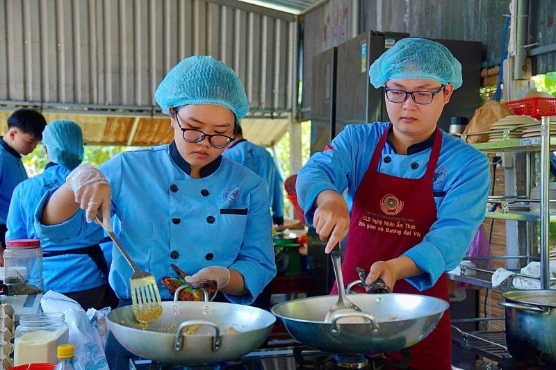 Học viên ngành Kỹ thuật chế biến món ăn tại Trường Trung cấp Việt Giao trong giờ thực hành. Người học ngành này được Nhà nước hỗ trợ 70% học phí theo quy định hiện hành. nganh-bep-va-du-lich-hut-nguoi-hoc-lam-viec-trong-moi-truong-chuyen-nghiep